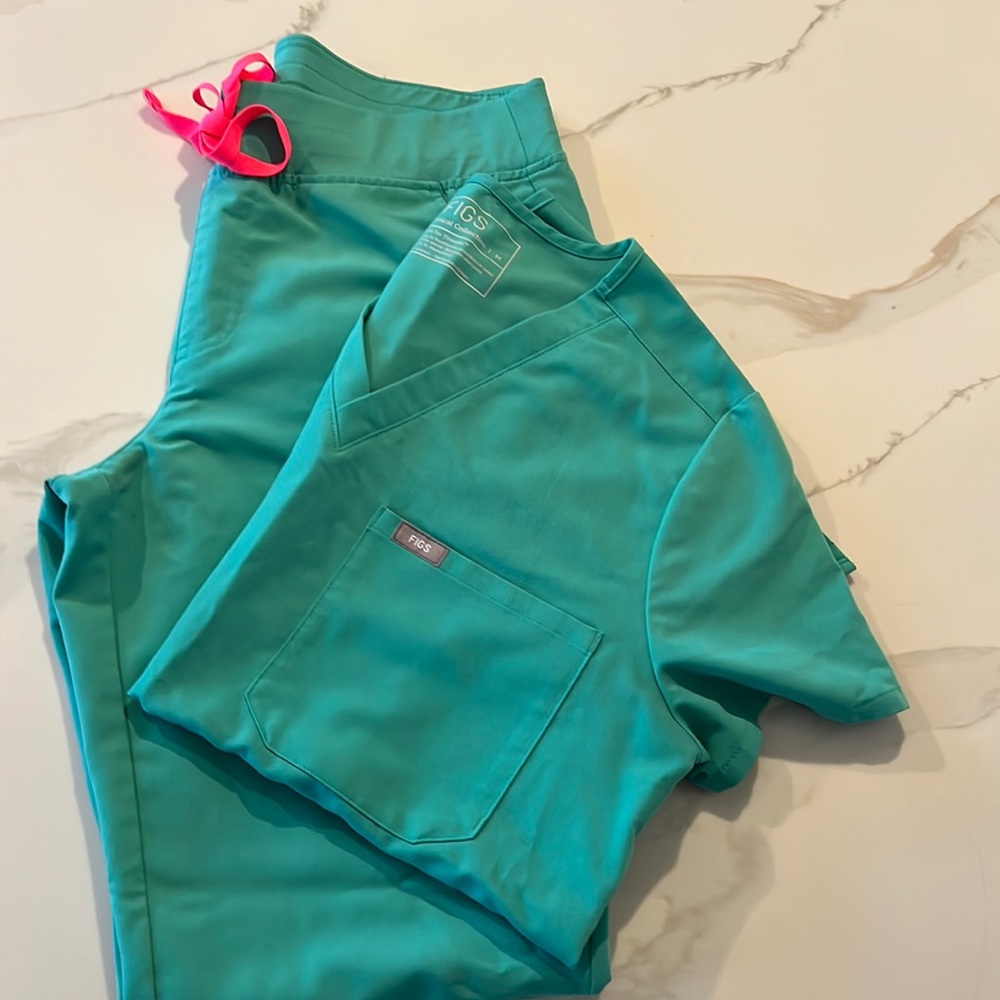 FIGS Zamora pant and Catarina Top
